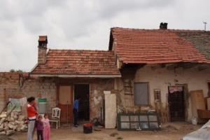 "...újra kabátot húztunk, és megnéztük a telepet." "...újra kabátot húztunk, és megnéztük a telepet."