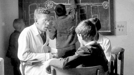 Hans Asperger a Bécsi Egyetem Gyermekkórházában. Forrás: https://www.derstandard.de/
