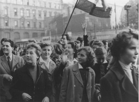 Egyetemisták 1956. október 23-án (a kép illusztráció).