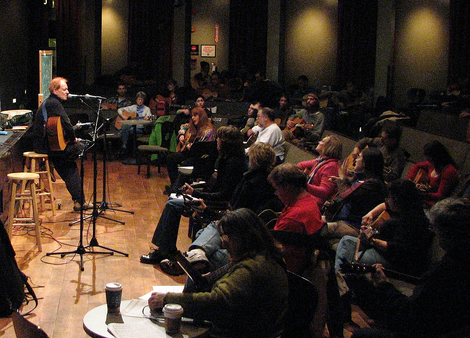 Frank Hamilton zenét tanít csoportban. Forrás: Wikimedia Commons