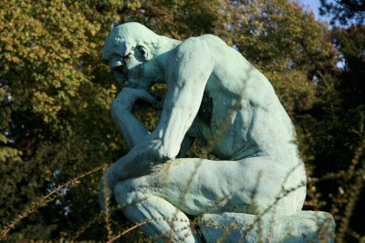 Rodin Gondolkodója a brüsszeli Laeken Temetőben. Forrás: http://www.brusselspictures.com/