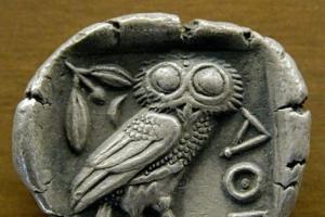 Pallas Athéné baglya egy Kr. e. 5. századból származó athéni tetradrakhmás pénzérmén. Lyoni Szépművészeti Múzeum. Forrás: Wikimedia Commons