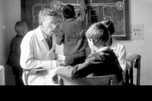 Hans Asperger a Bécsi Egyetem Gyermekkórházában. Forrás: https://www.derstandard.de/