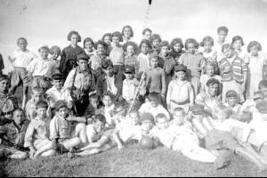 Janusz Korczak növendékei. Forrás: Arolsen Archives Janusz Korczak növendékei. Forrás: Arolsen Archives