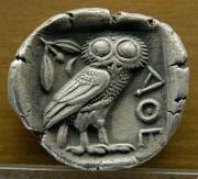 Pallas Athéné baglya egy Kr. e. 5. századból származó athéni tetradrakhmás pénzérmén. Lyoni Szépművészeti Múzeum. Forrás: Wikimedia Commons